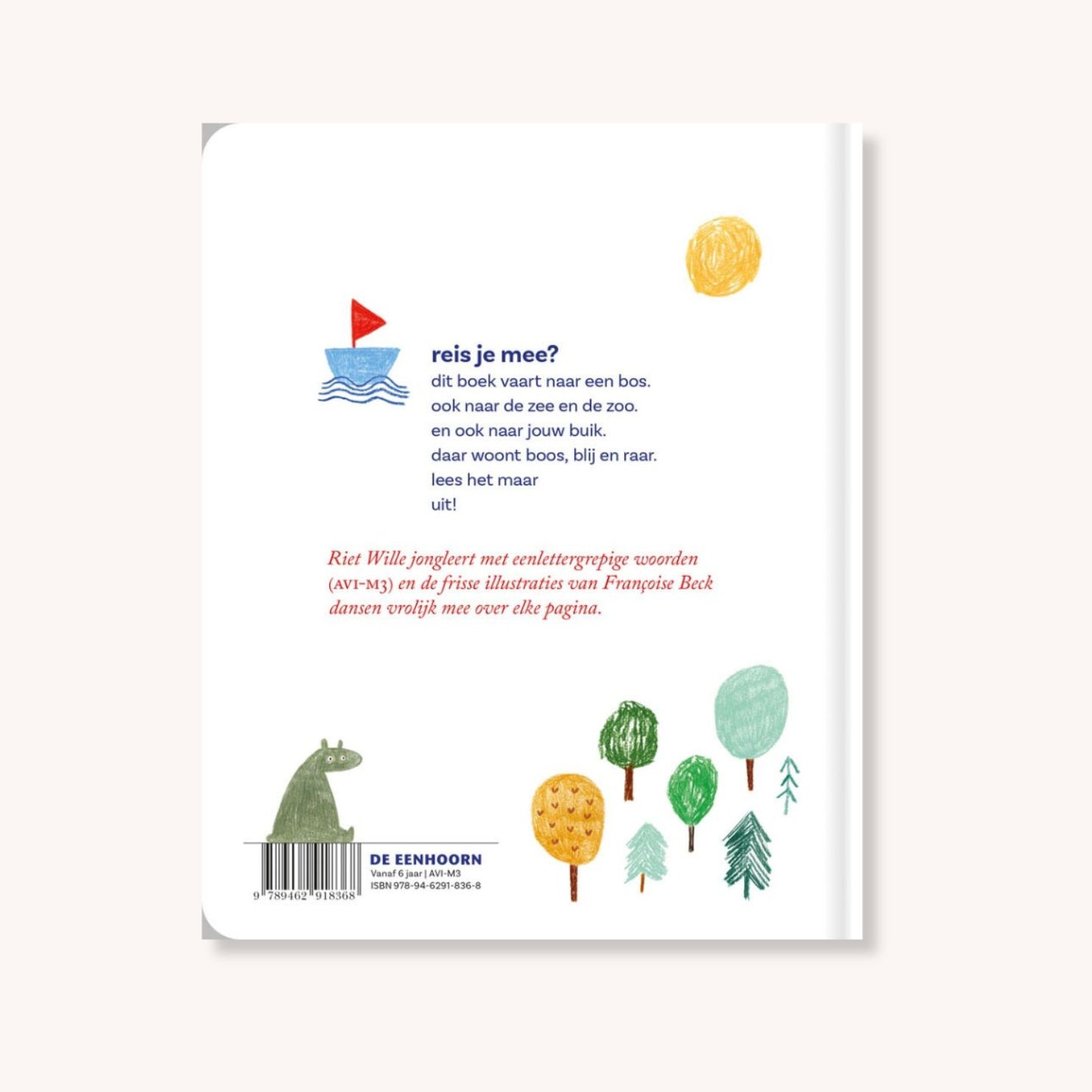 Een boot vaart naar het bos